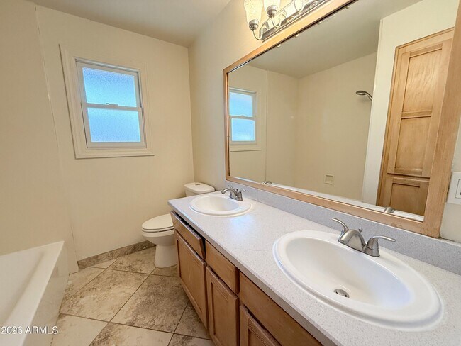 Building Photo - 710 E Hermosa Dr