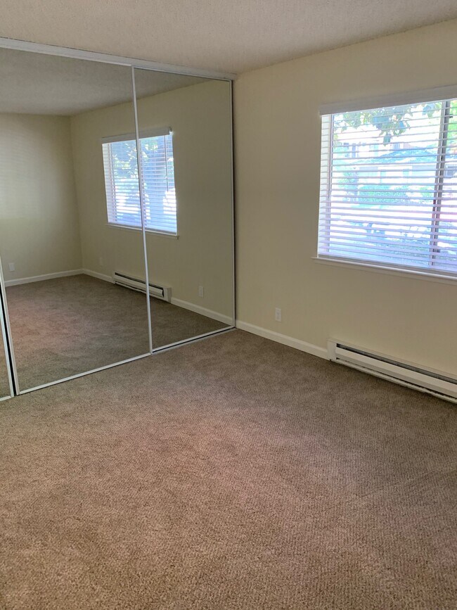 Building Photo - 720 W Valley Dr