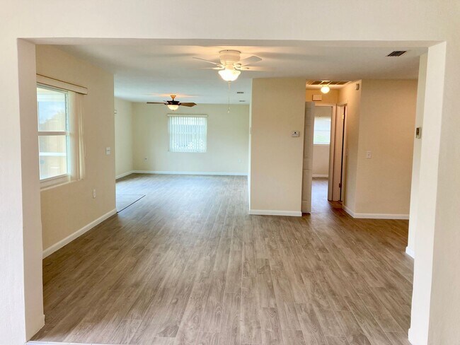 Building Photo - Clean ready to go 2/1 in Beverly Hills!