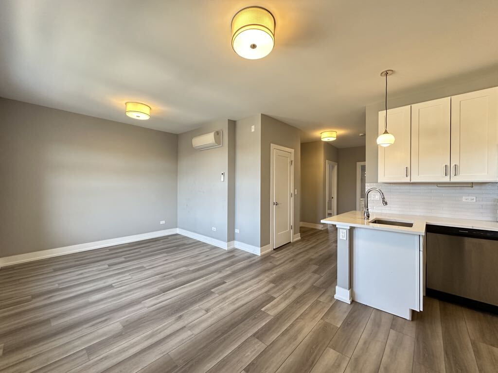 Building Photo - 3934 N Janssen Ave