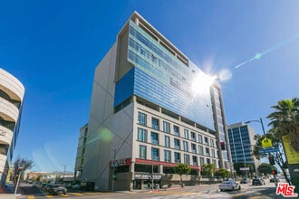 Building Photo - 3223 W 6th St