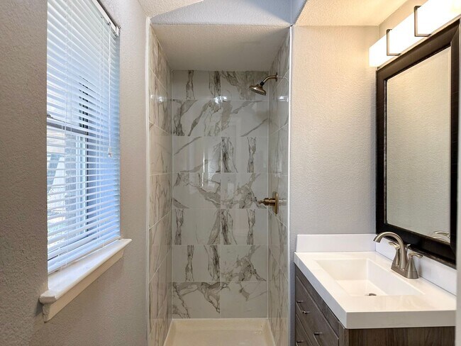 Building Photo - 3 Bedroom / 2 Bath