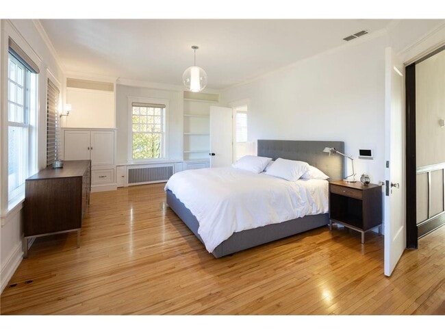 Building Photo - 2700 W Lake of the Isles Pkwy