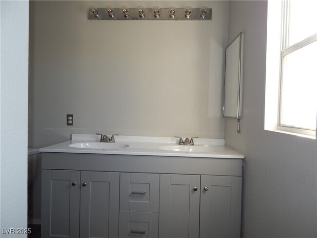 Building Photo - 1032 Sweeping Ivy Ct