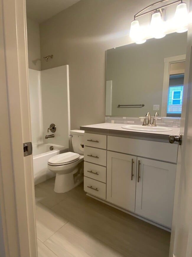 Building Photo - LONGVIEW AREA RANCH STYLE HOME ON LARGE CO...