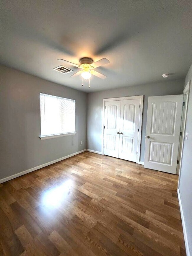 Building Photo - Campbell St Duplex