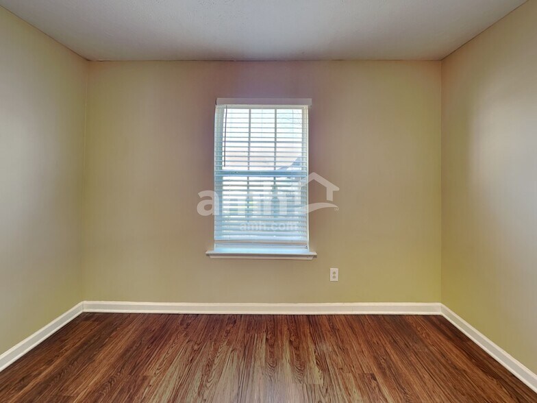 Building Photo - 280 Iris Dr