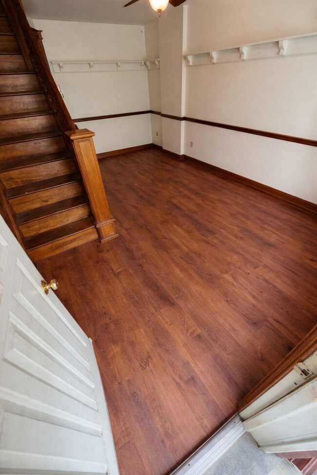 Building Photo - 748 S Hall St