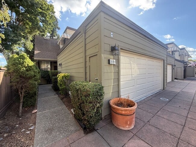 Building Photo - Beautiful Townhome in the Heart of Pleasanton