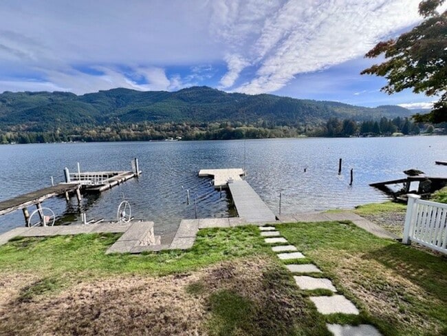 Building Photo - Fully Furnished Short Term Rental Right on...
