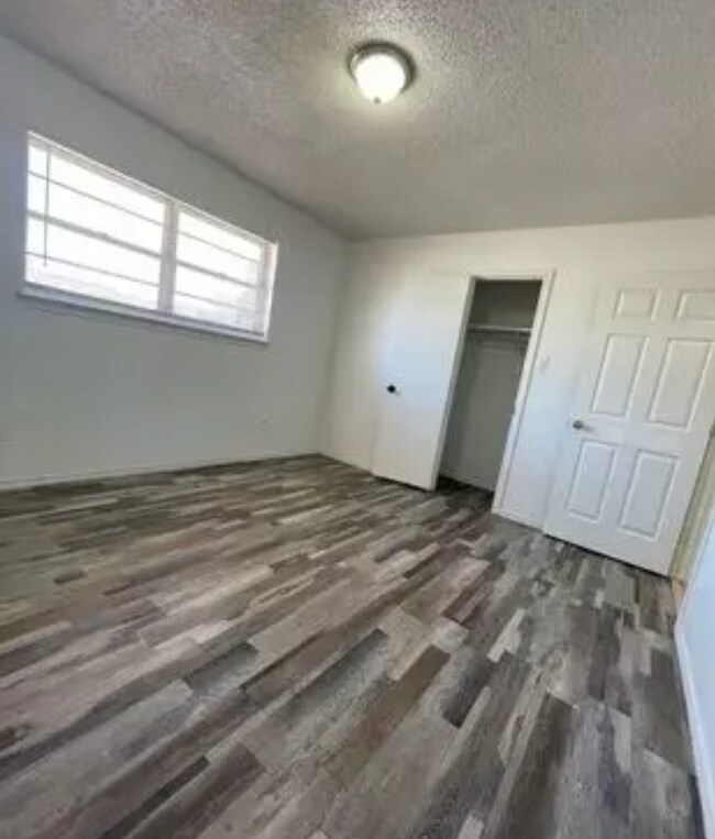 Building Photo - Centrally located 2BR/1BA | Updated | Water Included | $0 Application Fee | September Special