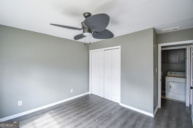 Building Photo - 735 Oak Dr