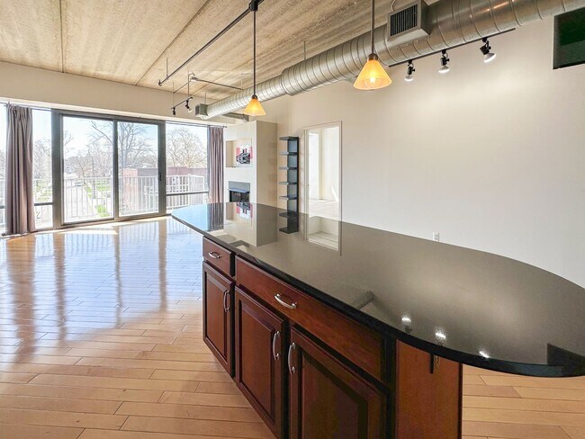 Building Photo - Luxury and Convenience in Royal Oak