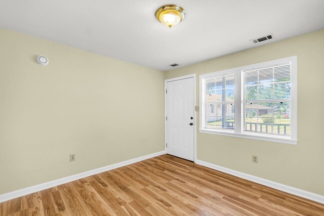 Building Photo - Charming 2 bedroom 1 bathroom home availab...