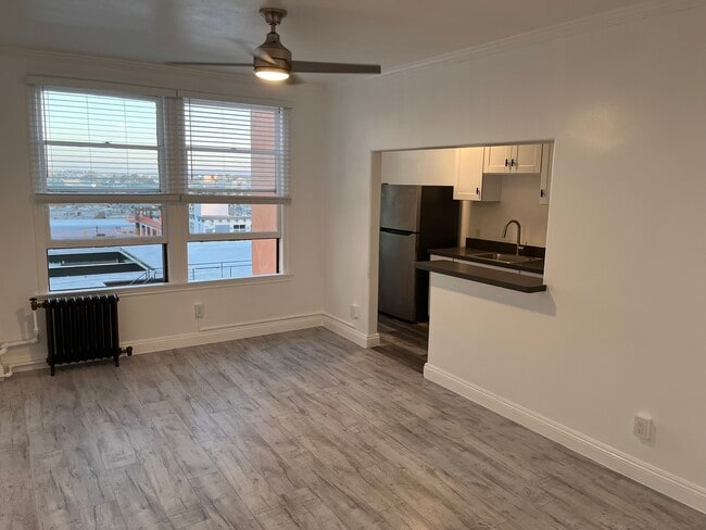 Building Photo - 3005 Main St