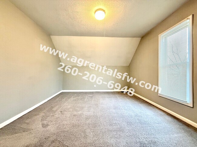 Building Photo - 320 W 15th St