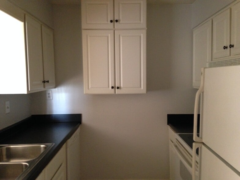 Building Photo - 1338 Lynmar Dr