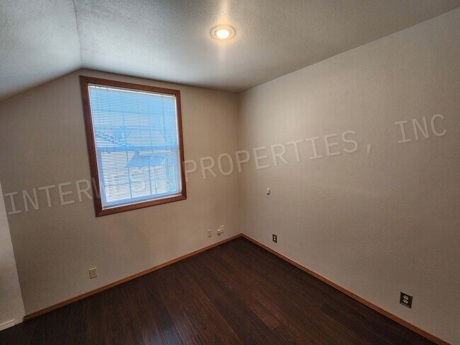 Building Photo - 4+ Bedroom Tigard Home With a Beautiful Vi...