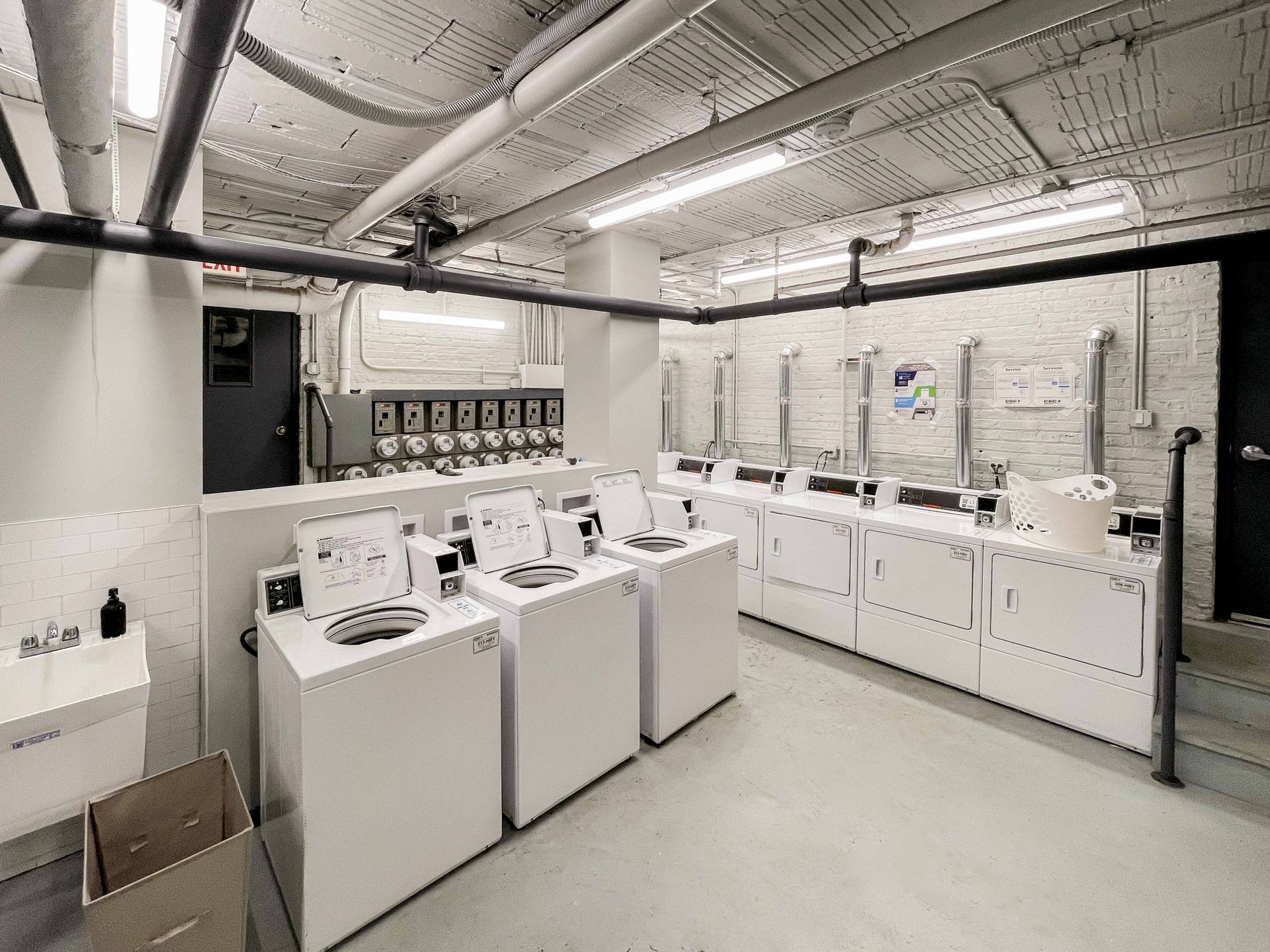 Building Photo - 526 W Cornelia Ave