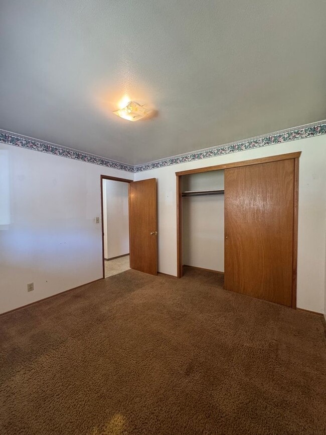 Building Photo - Spacious Home Near Hospital
