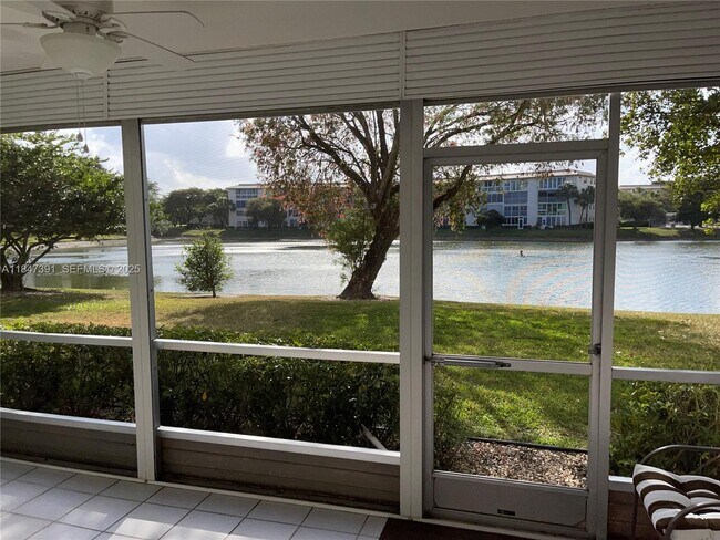 Building Photo - 1904 Bermuda Cir