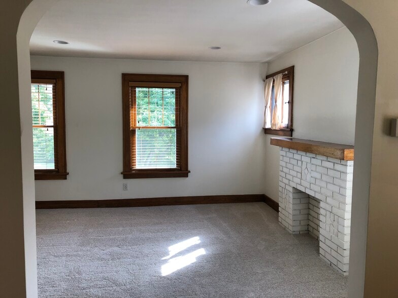 LR - 129 Hamilton Dr