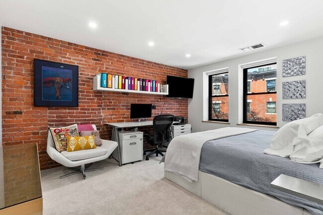 Building Photo - 84 Gainsborough St