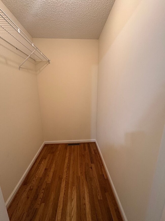 Building Photo - Charming Updated Townhouse in Bristol, VA
