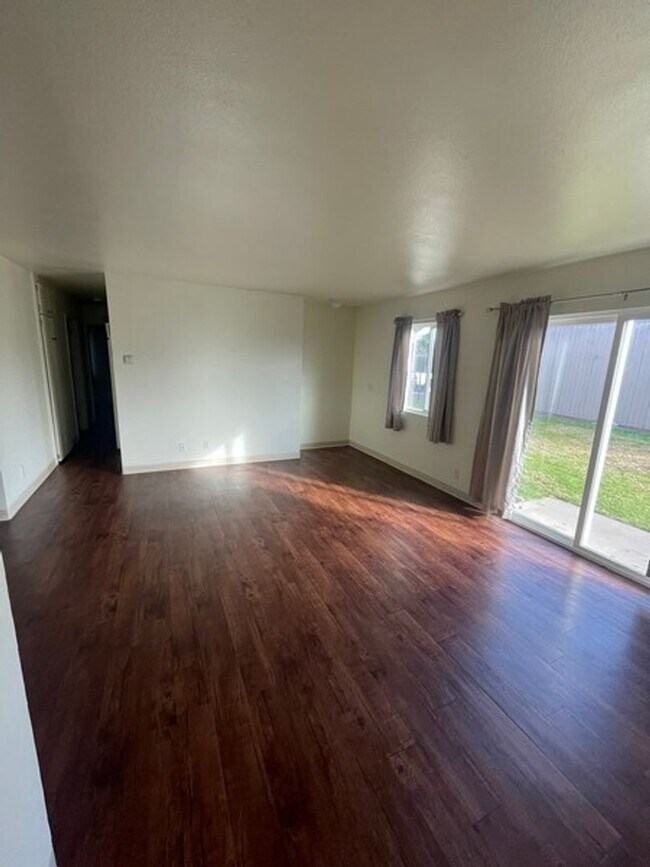 Building Photo - Downstairs 3 bedroom / $250 Smart & Final ...
