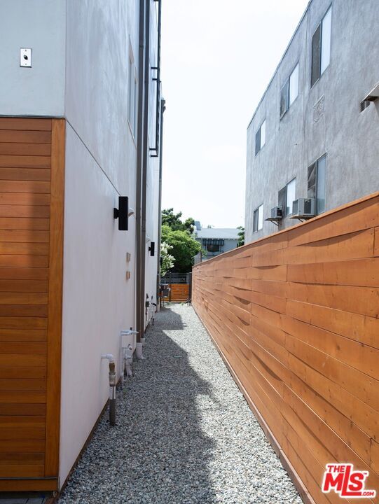 Building Photo - 1242 Beachwood Dr