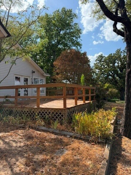 Building Photo - 7000 Briar Rd