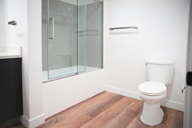 Building Photo - 8940 Reseda Blvd