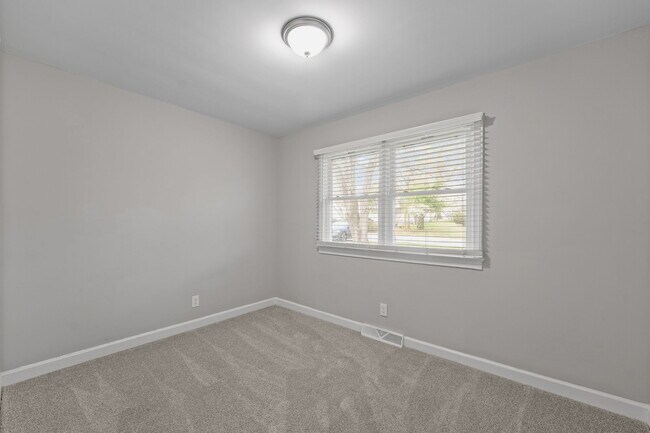 Building Photo - 1910 Hilldale Dr