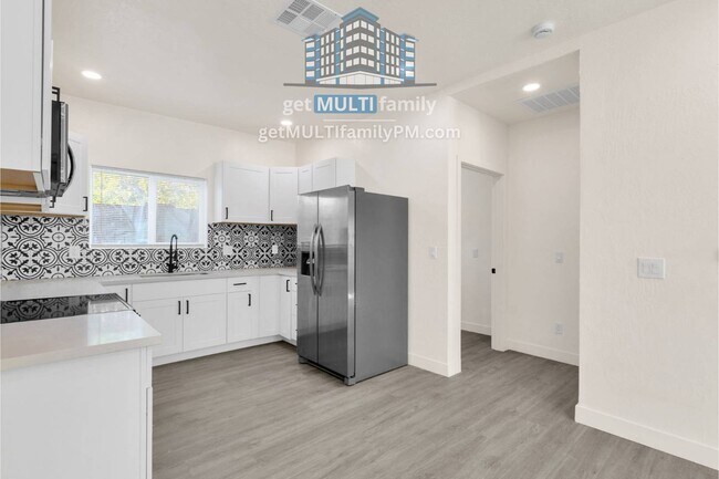 Building Photo - 1006 E Pasadena Ave