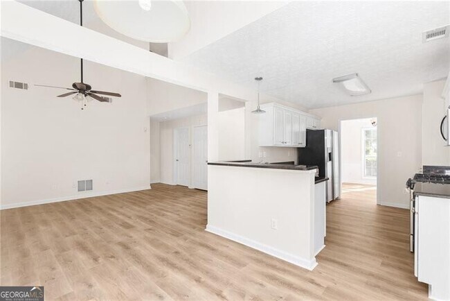 Building Photo - 1090 Norwalk Trce