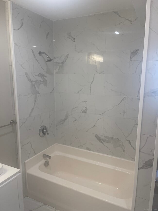 Building Photo - 14 Church St