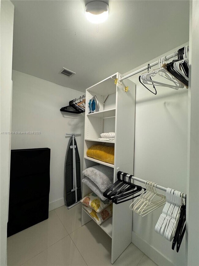 Building Photo - 1300 Brickell Bay Dr