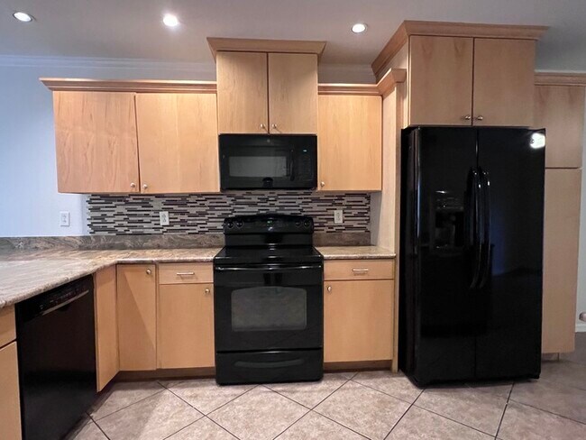 Building Photo - Beautifully updated 2 bedroom 2 1/2 baths ...