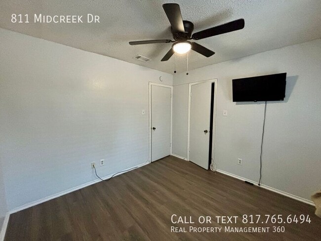 Building Photo - 811 Midcreek Dr