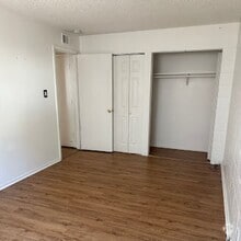 Building Photo - Updated 2 Bed/ 1 Bath