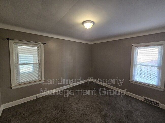 Building Photo - 9657 Outer Dr E
