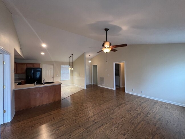 Building Photo - Available Now 3 BR 2 Bath Home in Lavernge with Fenced in Backyard!