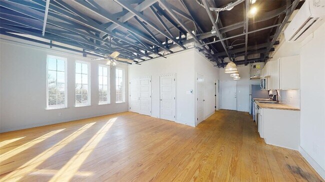 Building Photo - 305 W 27th St