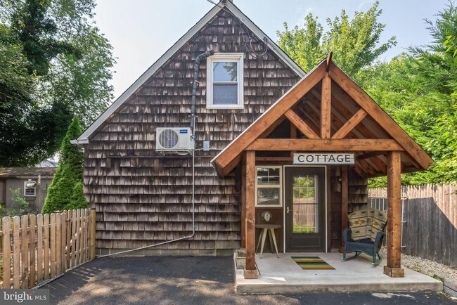 Building Photo - 808 Monroe Ave