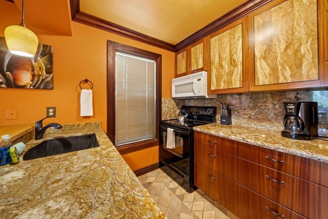 Building Photo - Beautiful turnkey furnished 1- Bedroom 1-bath condo at Fairway Terrace