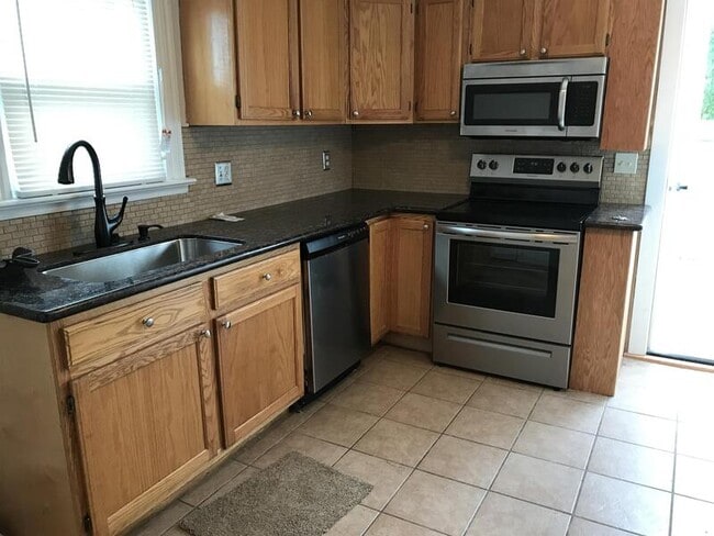 Building Photo - 809 Providence Rd