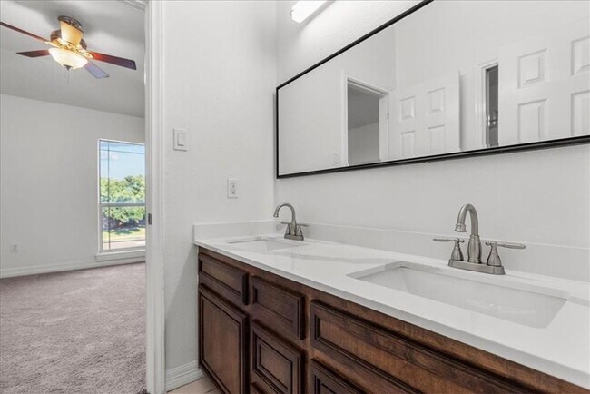 Building Photo - 3/2 Southside over 2000 sqft