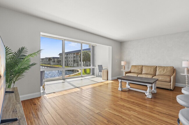 Building Photo - 2936 Lake Shore Dr