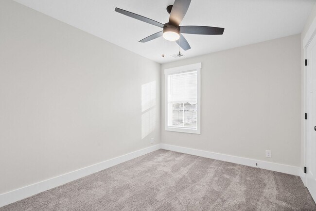 Building Photo - 3 Bedroom Pet Friendly Home For Rent in Sterlin Acres Farms!