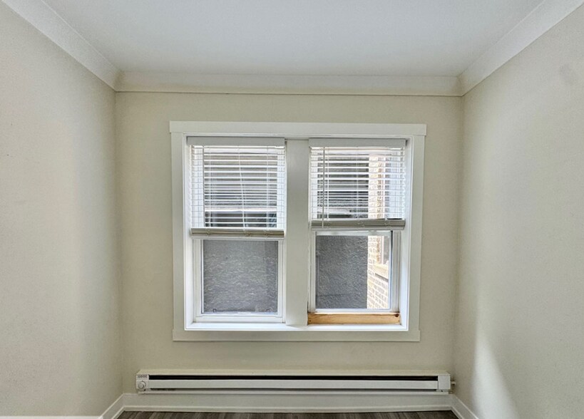 Building Photo - 1425 W Hutchinson St